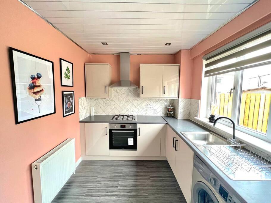 Quirky, Family Home In Glasgow Cardonald 외부 사진